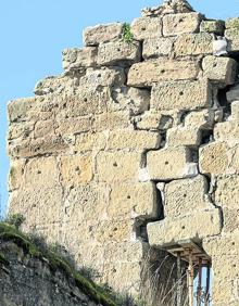 Imagen secundaria 2 - Un 'abrazo' a la muralla y estado de uno de los torreones de la avenida de Burgos.