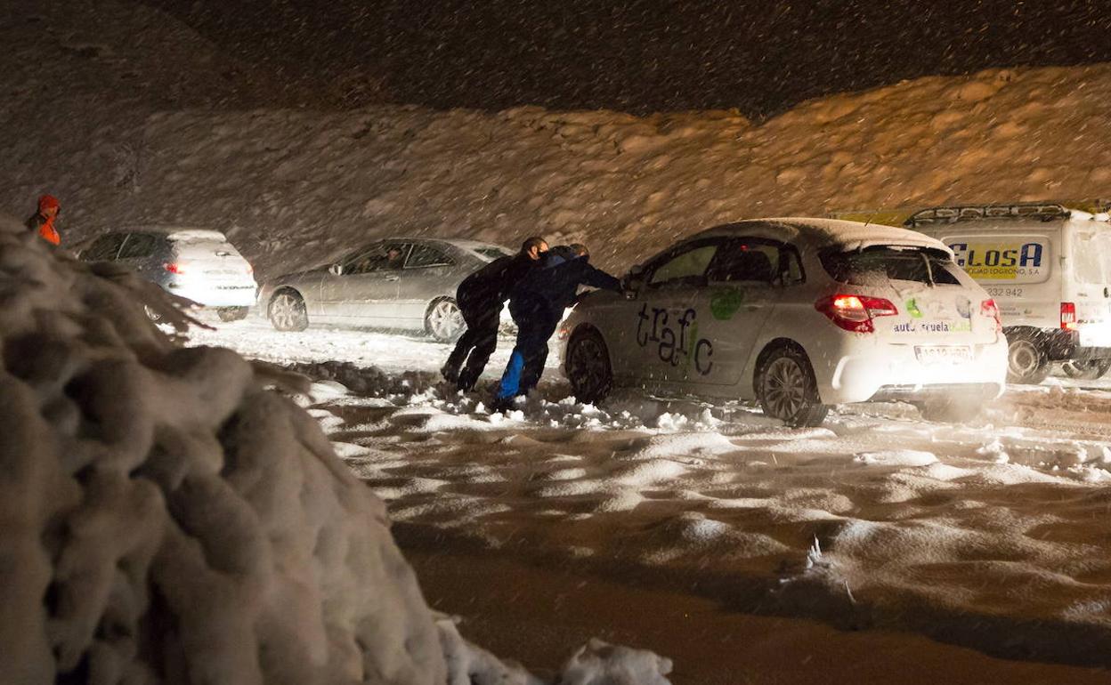 Imagen de archivo de coches aprapados por la nieve en la A-12. 