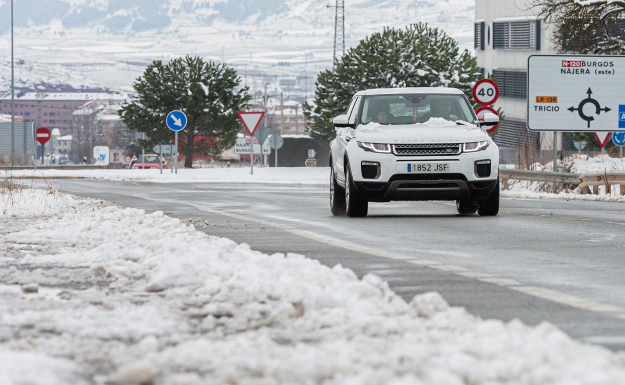 Un coche circula por la N-120 nevada en enero de este año. 