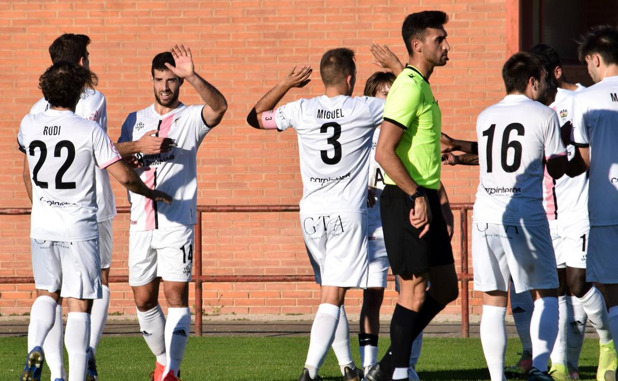 Los jugadores del Racing Rioja celebran un gol en un partido anterior. 