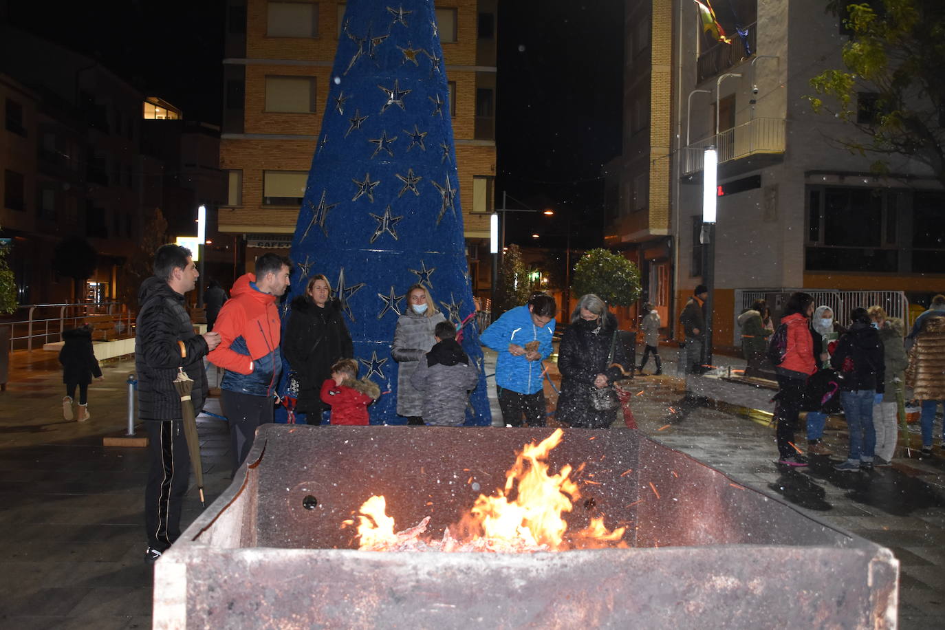 La AMPA de la localidad riojabajeña celebró la tradicional castañada en la plaza González Gallarza