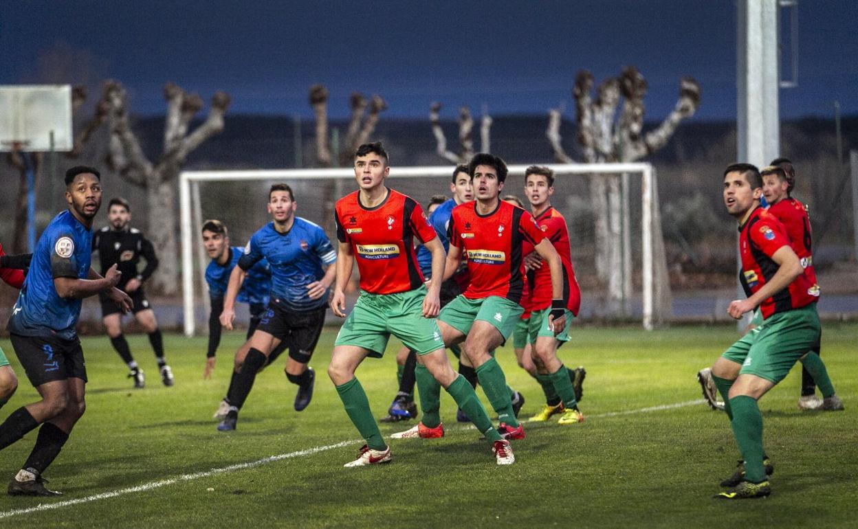 Los jugadores de Agoncillo y La Calzada esperan un saque de esquina. 