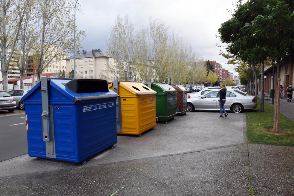 Plataforma construida para eliminar el escalón que provocaba la acera y el aparcamiento en batería entre Estambrera y Servillas. 