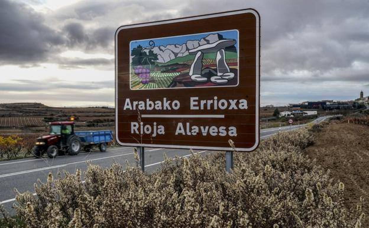 Cartel situado en la comarca de Rioja Alavesa. 