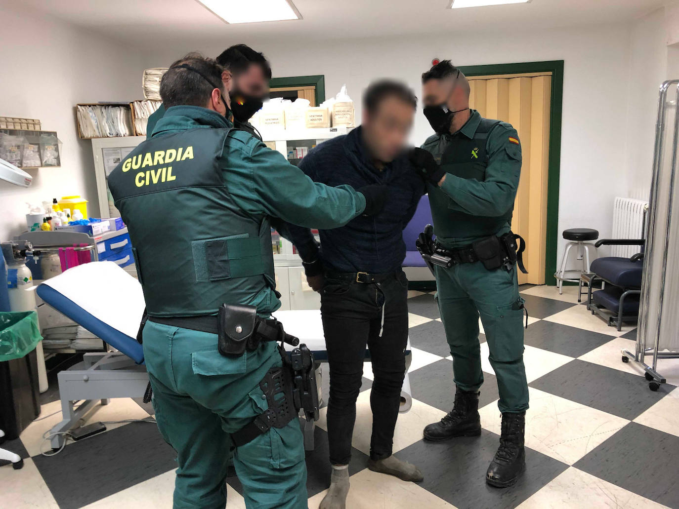 Imagen principal - El hombre que se atrincheró en Alberite es un «violento maltratador» con amplio historial delictivo