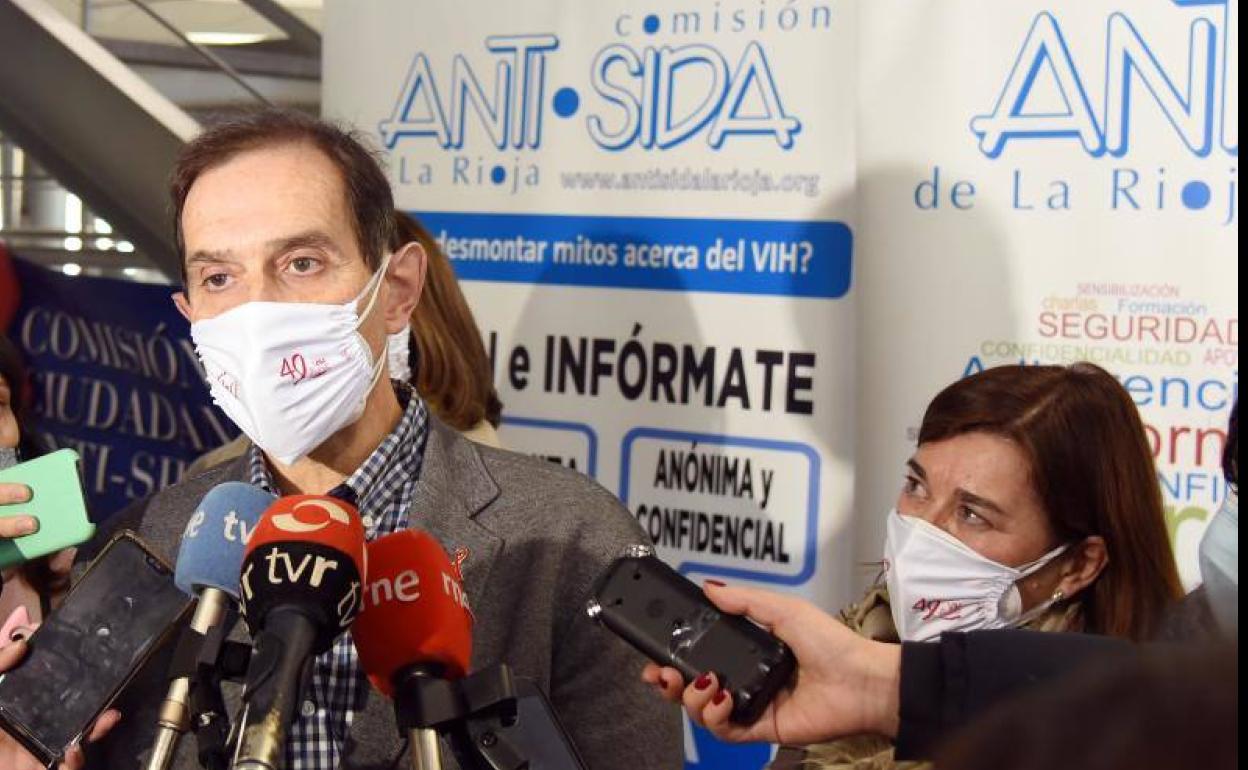 Javier Pinilla, acompañado de la consejera de Salud, Sara Alba, junto a la mesa informativa instalada en el Complejo Científico Tecnológico de la UR. 