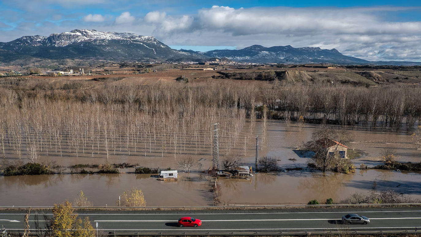 El agua ha obligado a un corte de tráfico en el Barrio de la Estación de la localidad jarrera