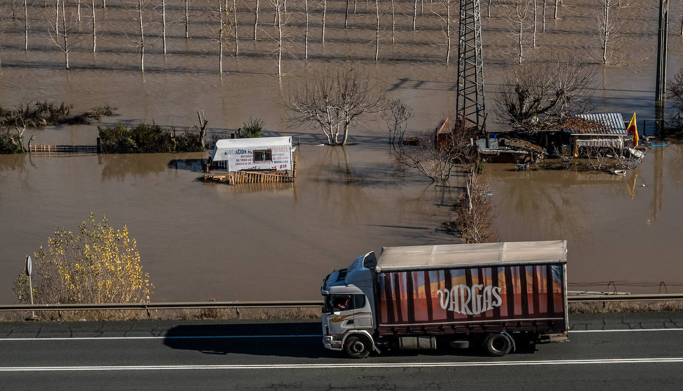 El agua ha obligado a un corte de tráfico en el Barrio de la Estación de la localidad jarrera