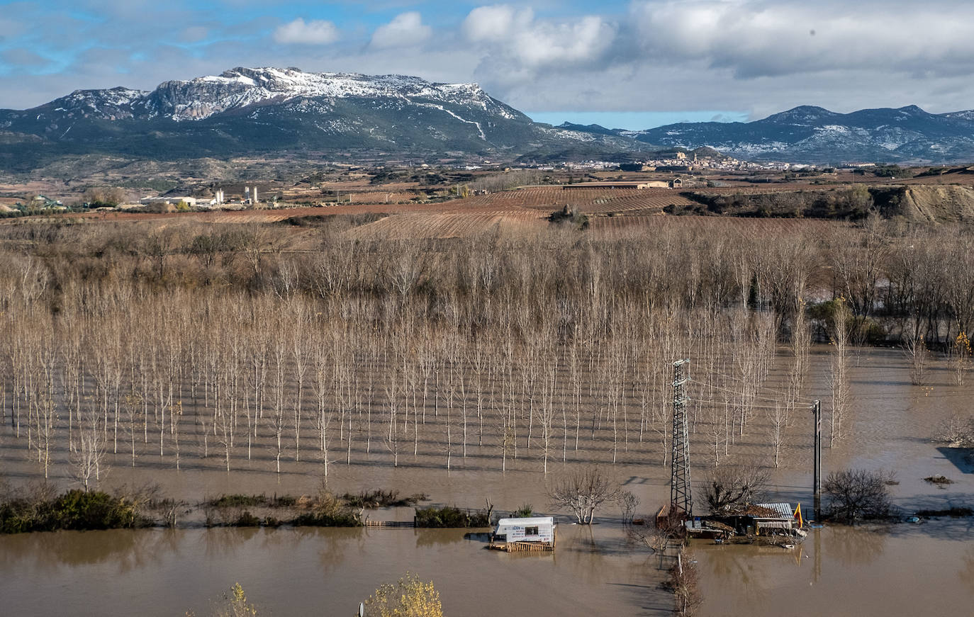 El agua ha obligado a un corte de tráfico en el Barrio de la Estación de la localidad jarrera