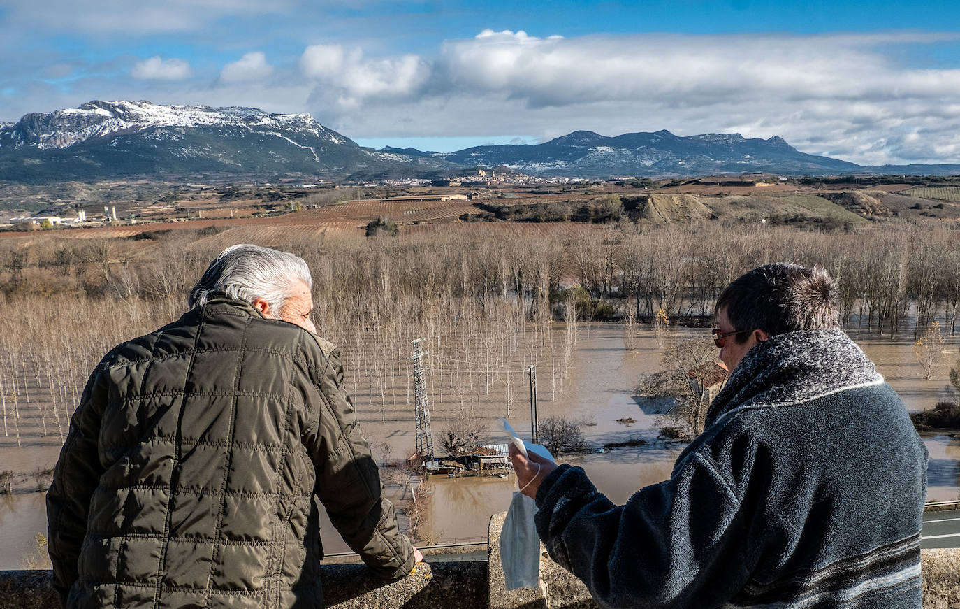 El agua ha obligado a un corte de tráfico en el Barrio de la Estación de la localidad jarrera