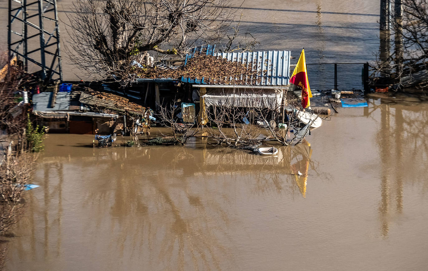 El agua ha obligado a un corte de tráfico en el Barrio de la Estación de la localidad jarrera