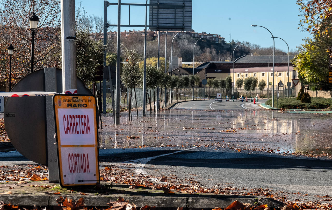 El agua ha obligado a un corte de tráfico en el Barrio de la Estación de la localidad jarrera