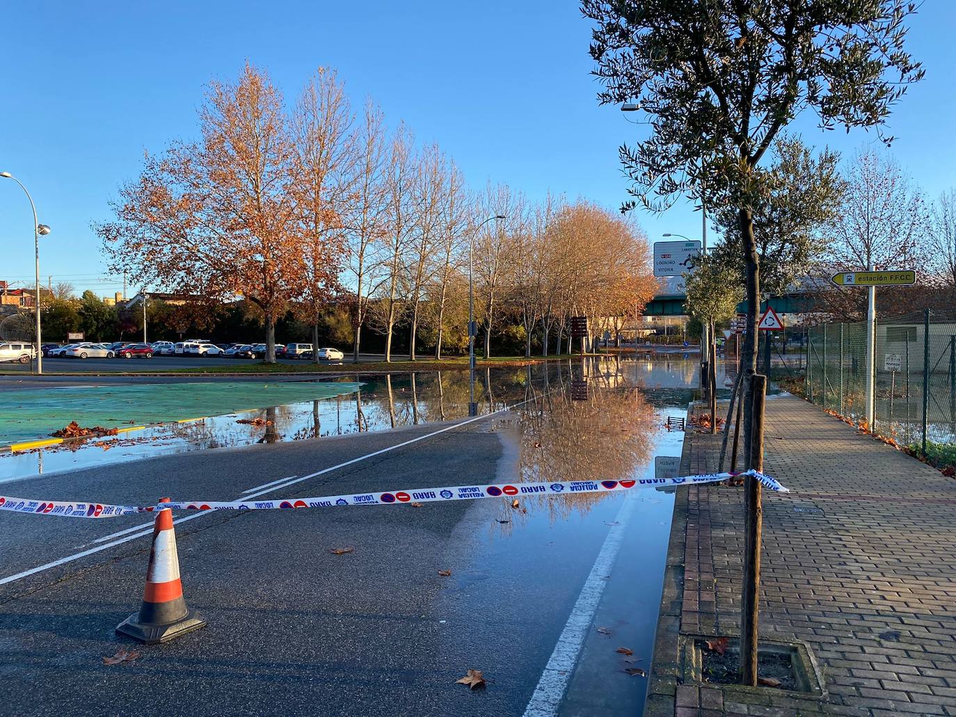 El agua ha obligado a un corte de tráfico en el Barrio de la Estación de la localidad jarrera