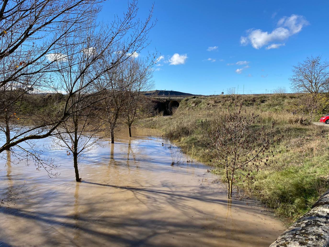 El agua ha obligado a un corte de tráfico en el Barrio de la Estación de la localidad jarrera