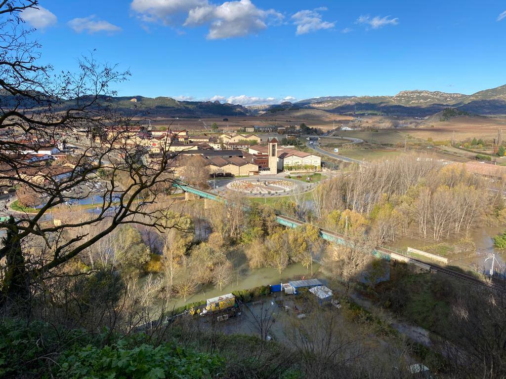 El agua ha obligado a un corte de tráfico en el Barrio de la Estación de la localidad jarrera