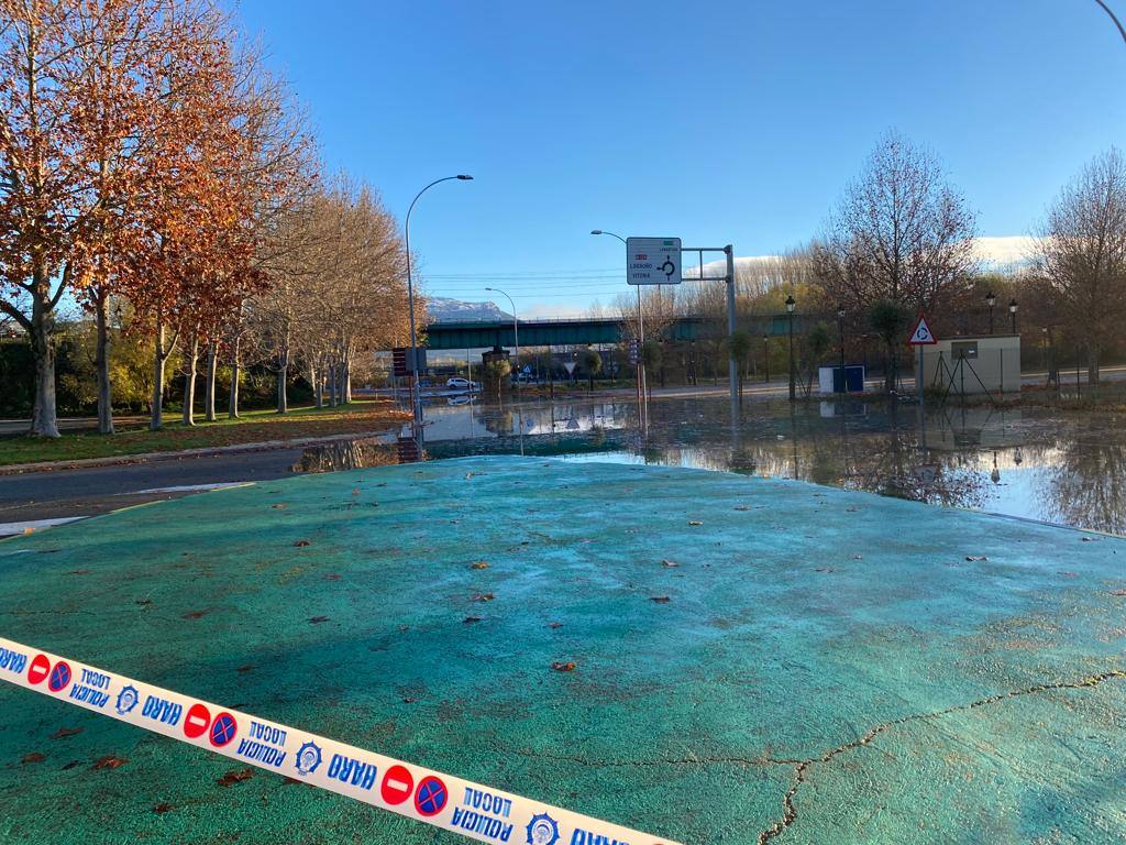 El agua ha obligado a un corte de tráfico en el Barrio de la Estación de la localidad jarrera