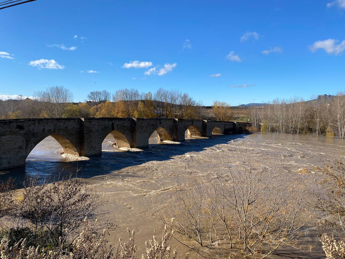 El agua ha obligado a un corte de tráfico en el Barrio de la Estación de la localidad jarrera