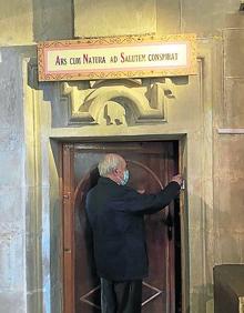 Imagen secundaria 2 - Arriba, vitrinas con utensilios de cocina antiguos en la Casa Encantada. Abajo a la izquierda, una cuna y una cama de niños, en la sección de dormitorios. A la derecha, el párroco de Briones abre la puerta que oculta la sacristía. 