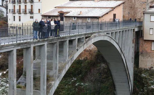Andreu suscribe el compromiso del Gobierno regional para rehabilitar el puente de Ortigosa