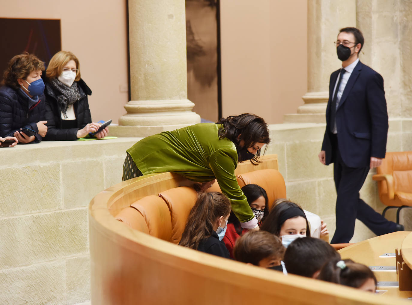 Fotos: Alumnos de 52 colegios riojanos leen en el Parlamento de La Rioja la Constitución Española