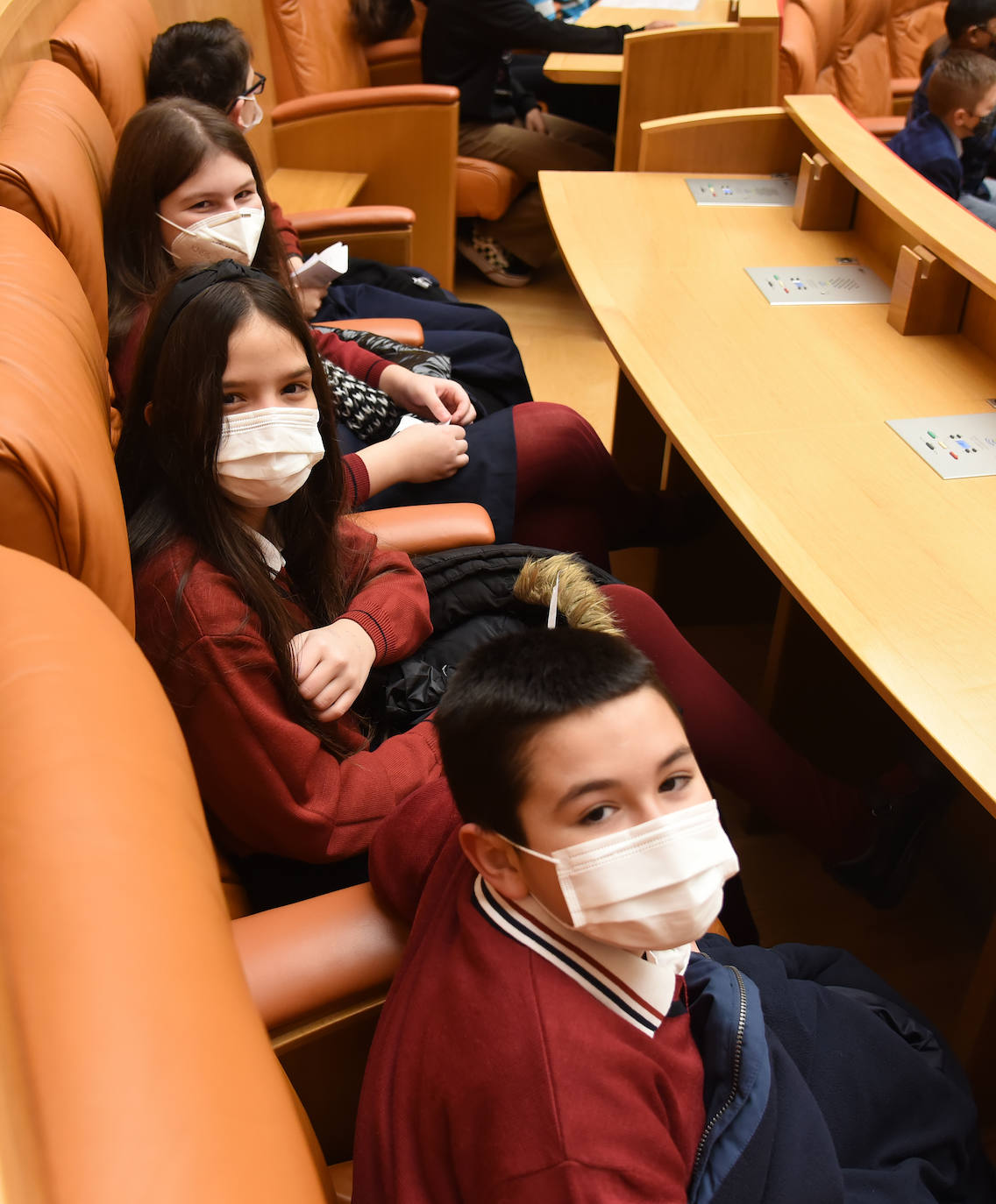 Fotos: Alumnos de 52 colegios riojanos leen en el Parlamento de La Rioja la Constitución Española