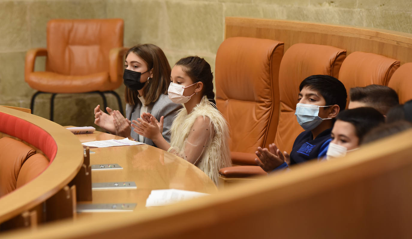 Fotos: Alumnos de 52 colegios riojanos leen en el Parlamento de La Rioja la Constitución Española