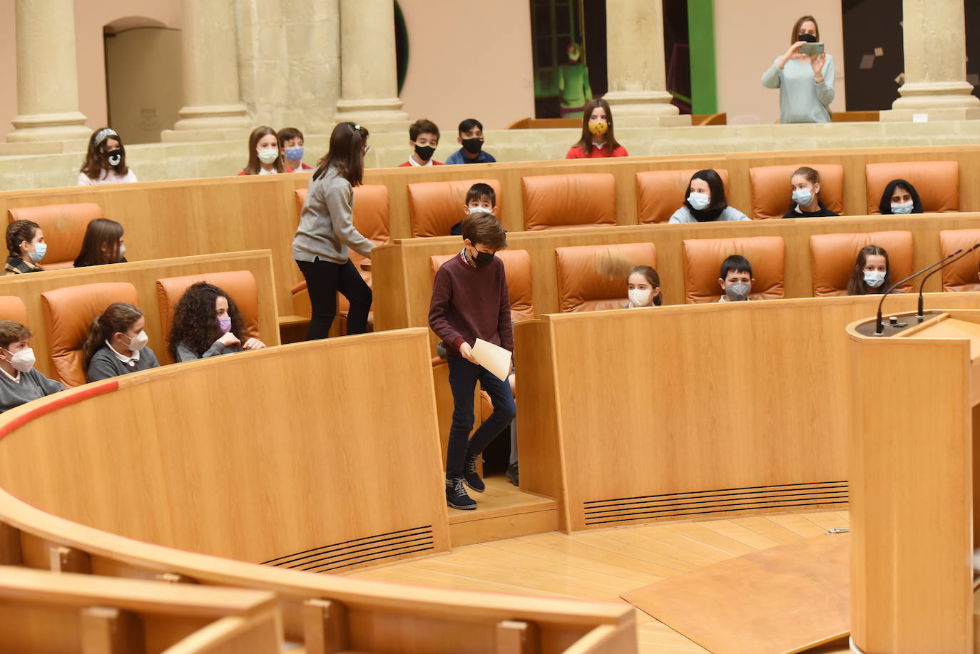 Fotos: Alumnos de 52 colegios riojanos leen en el Parlamento de La Rioja la Constitución Española