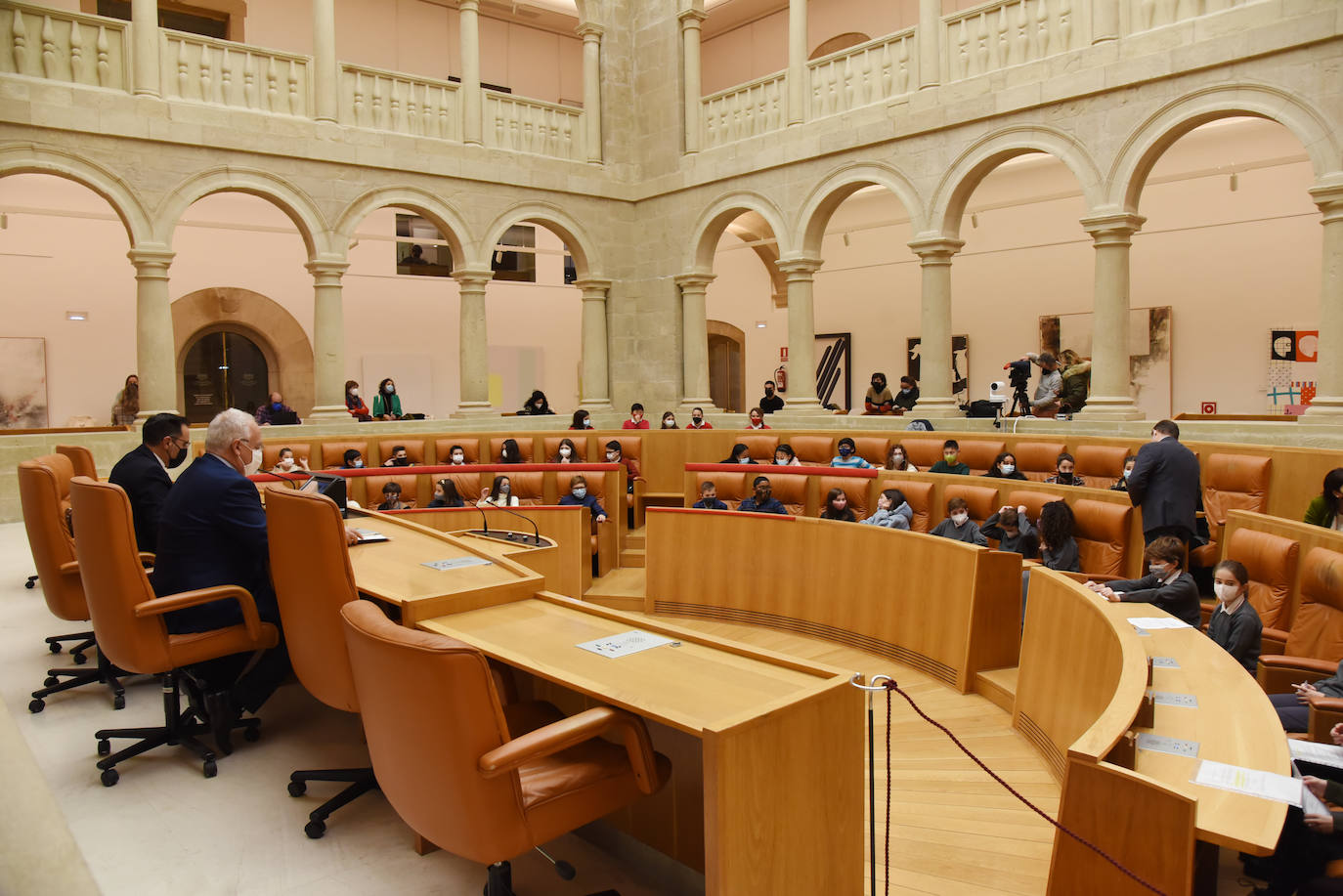 Fotos: Alumnos de 52 colegios riojanos leen en el Parlamento de La Rioja la Constitución Española