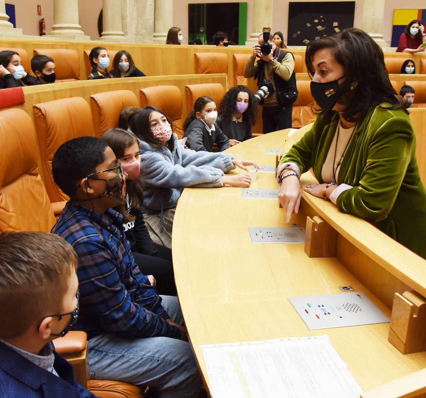 Fotos: Alumnos de 52 colegios riojanos leen en el Parlamento de La Rioja la Constitución Española