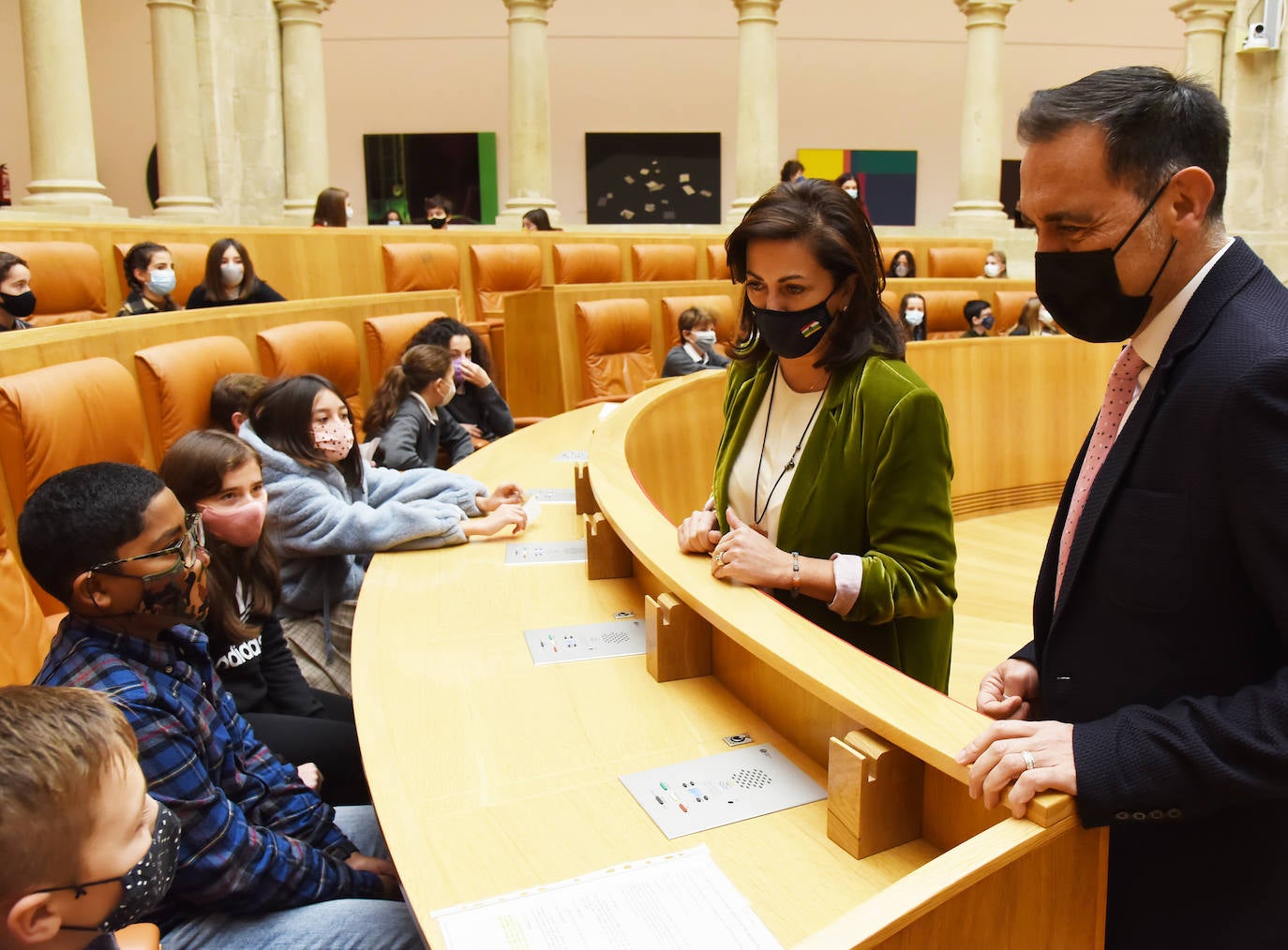 Fotos: Alumnos de 52 colegios riojanos leen en el Parlamento de La Rioja la Constitución Española