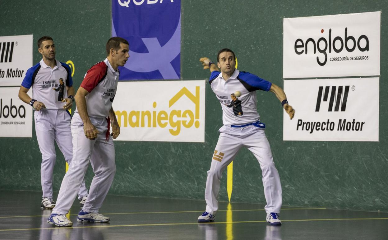 Miguel Merino golpea la pelota en presencia de Cabrerizo y de su hermano David. 