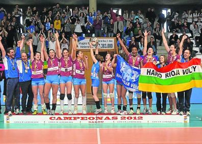 Imagen secundaria 1 - La Copa de la Reina de 2012, uno de los grandes hitos del club. A la derecha, Sanjurjo, Setphens y Riley descubrían triunfos anteriores. 