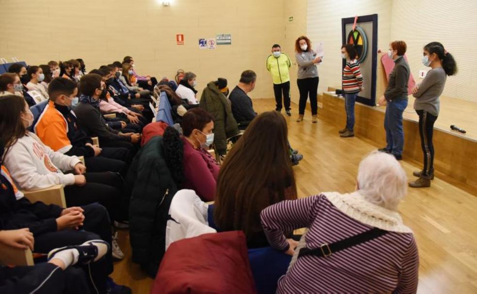 Sesión informativa de Asprodema con alumnos de Escolapios, ayer en la Biblioteca Rafael Azcona. 