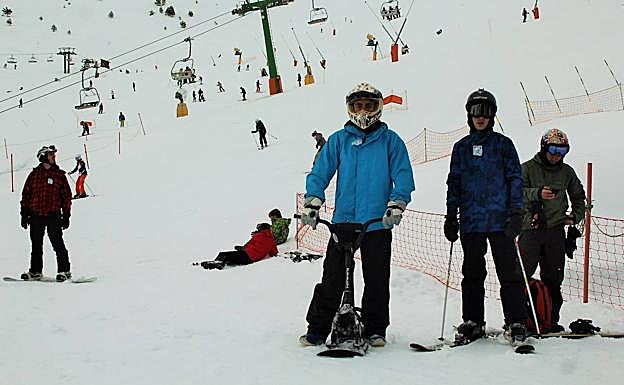José Javier Bacigalupe posa en Los Tubos con su bici de nieve. 