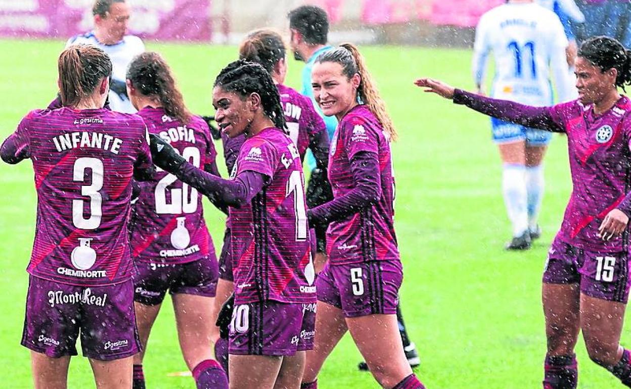 Las jugadoras del DUX Logroño celebran junto a Elloh uno de los goles. 