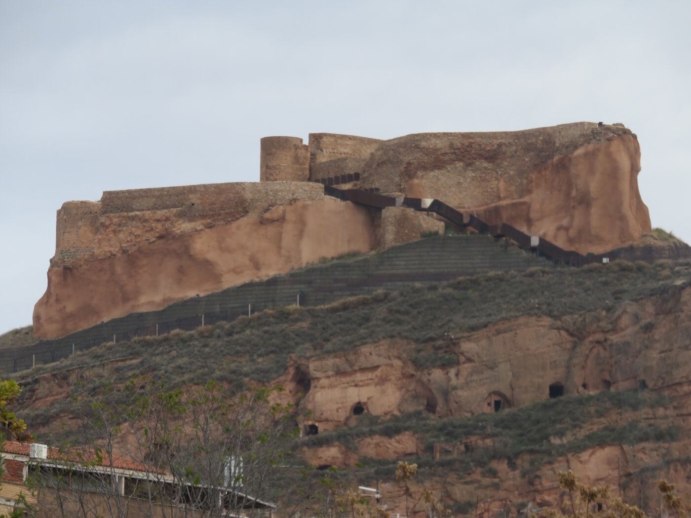 Las grietas han vuelto a aparecer dos años después en la base del castillo milenario de Arnedo. 