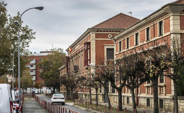 Imagen principal - Perspectivas. Detalles de las escalera central, una de las oficinas o la fachada en la calle Comandancia de Logroño. justo rodríguez