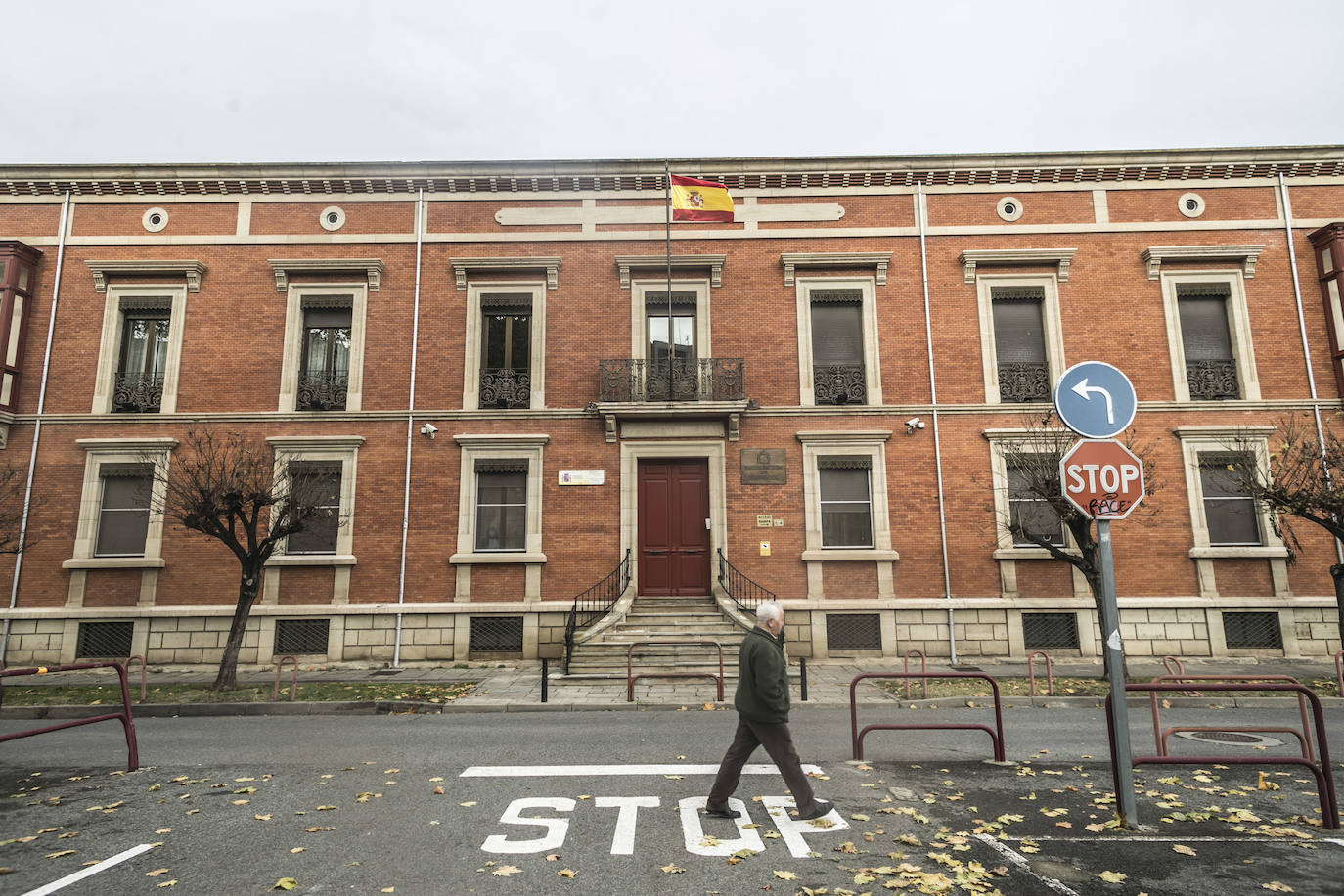 La sede de la Delegación de Defensa en La Rioja se repliega sobre un bloque en el centro de Logroño flanqueado por otros dos sin uso, vestigios del complejo militar que se ubicó en la zona. 