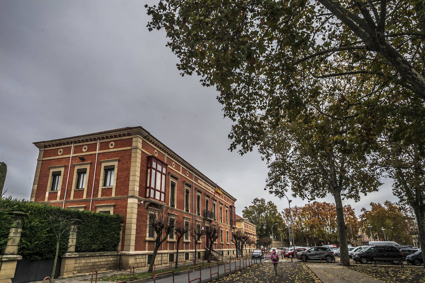 La sede de la Delegación de Defensa en La Rioja se repliega sobre un bloque en el centro de Logroño flanqueado por otros dos sin uso, vestigios del complejo militar que se ubicó en la zona. 