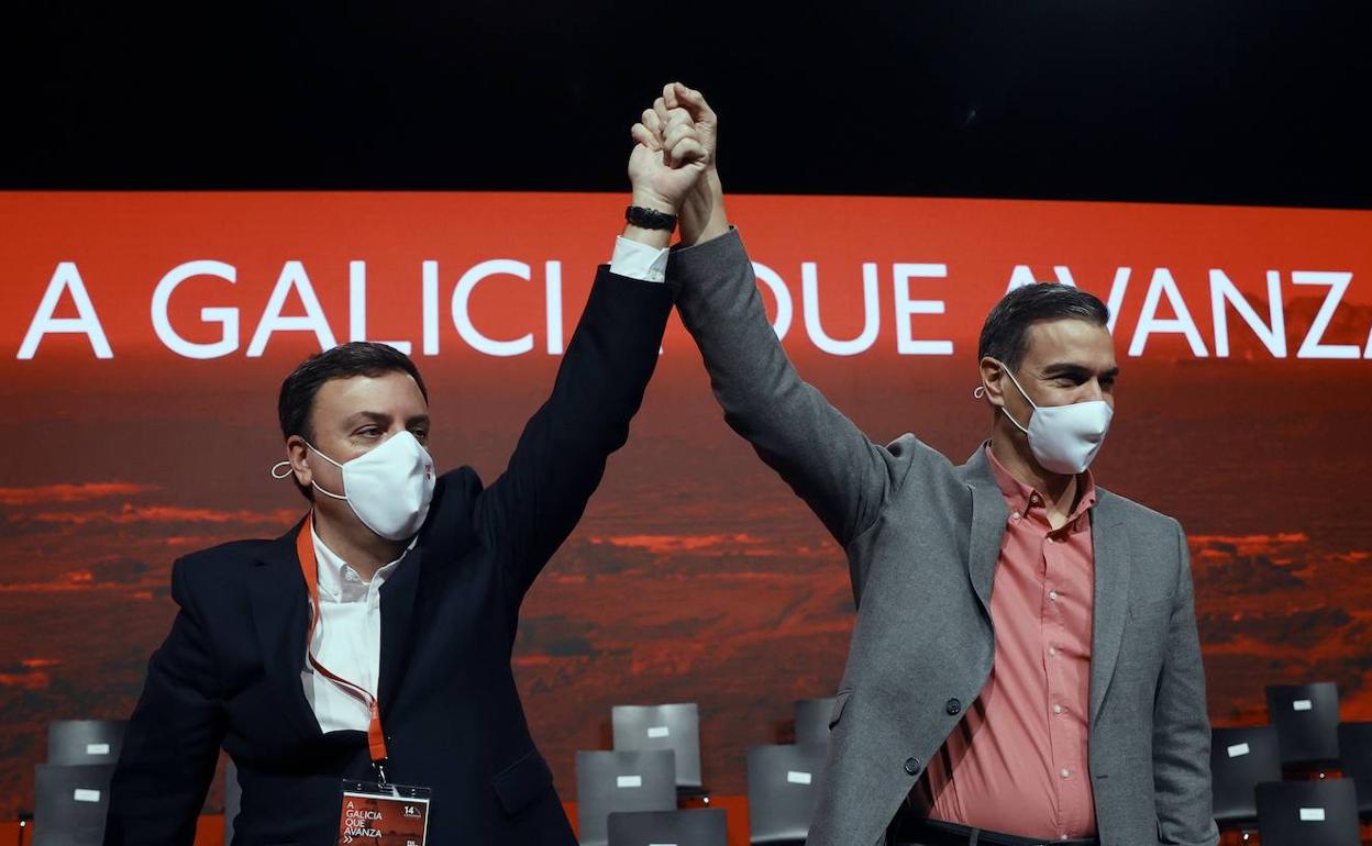 Pedro Sánchez y el secretario general del PSdG-PSOE, Valentín González Formoso.