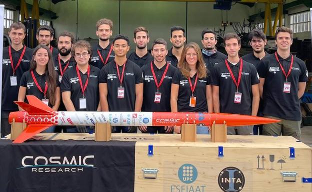 El equipo, con el cohete, antes del lanzamiento en las instalaciones del Arenosillo.