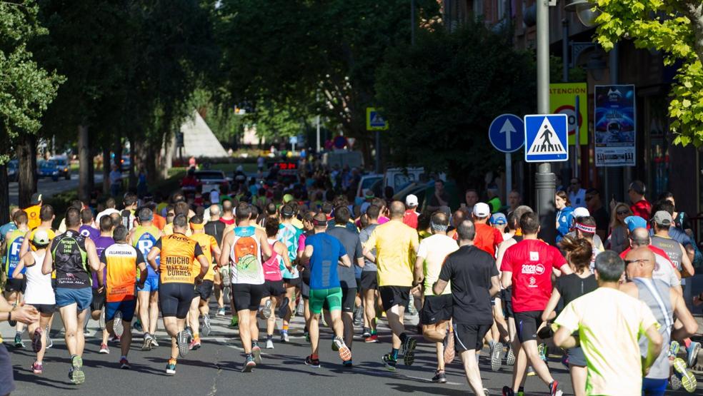 Los participantes en la última edición de la carrera afrontan sus primeros metros. 