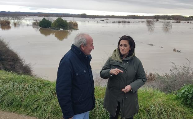 La presidenta Concha Andreu y el alcalde de Alfaro, Julián Jímenez, han visitado la zona. 