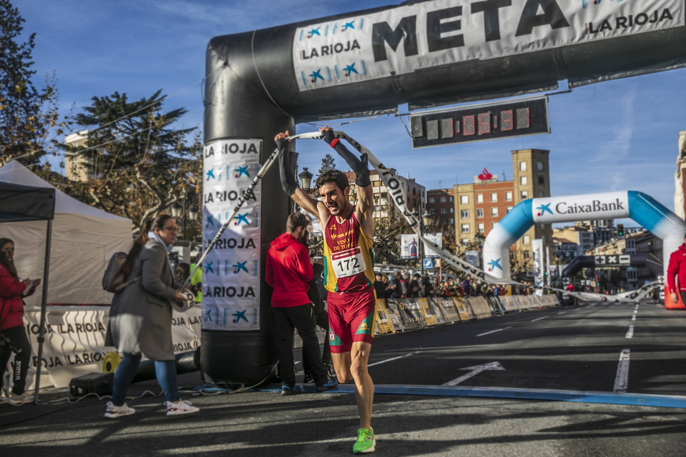 Corchete A merced de terremoto Fotos: La llegada a la meta en la Media Maratón de La Rioja | La Rioja