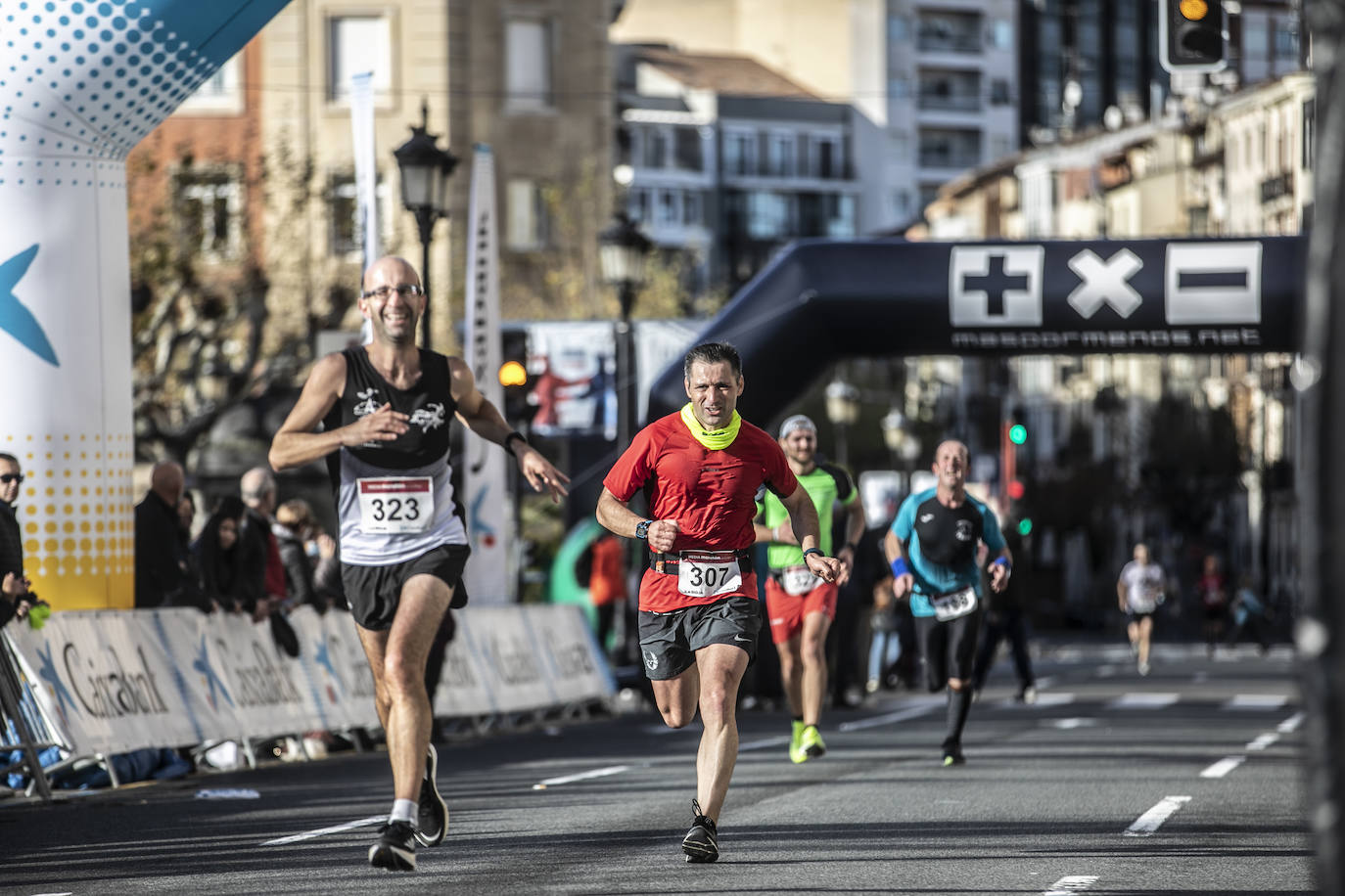 Fotos: La llegada a la meta en la Media Maratón de La Rioja