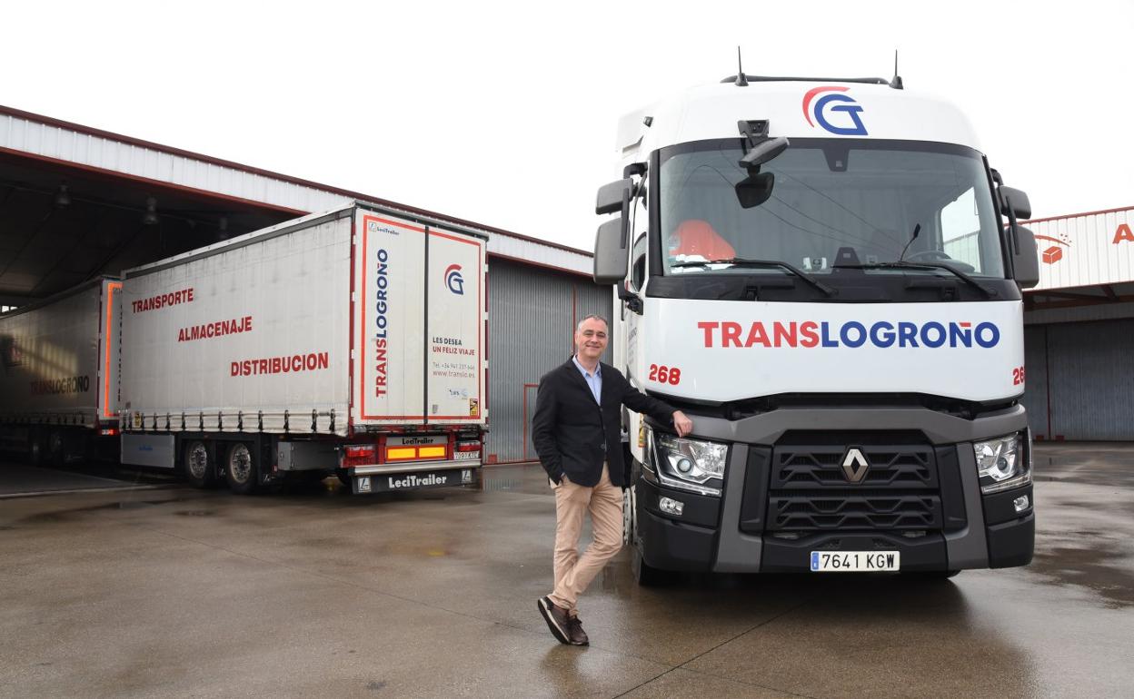 u TransLogroño. Gutiérrez, ante uno de los camiones de la flota de su empresa, en el polígono La Portalada de Logroño. 