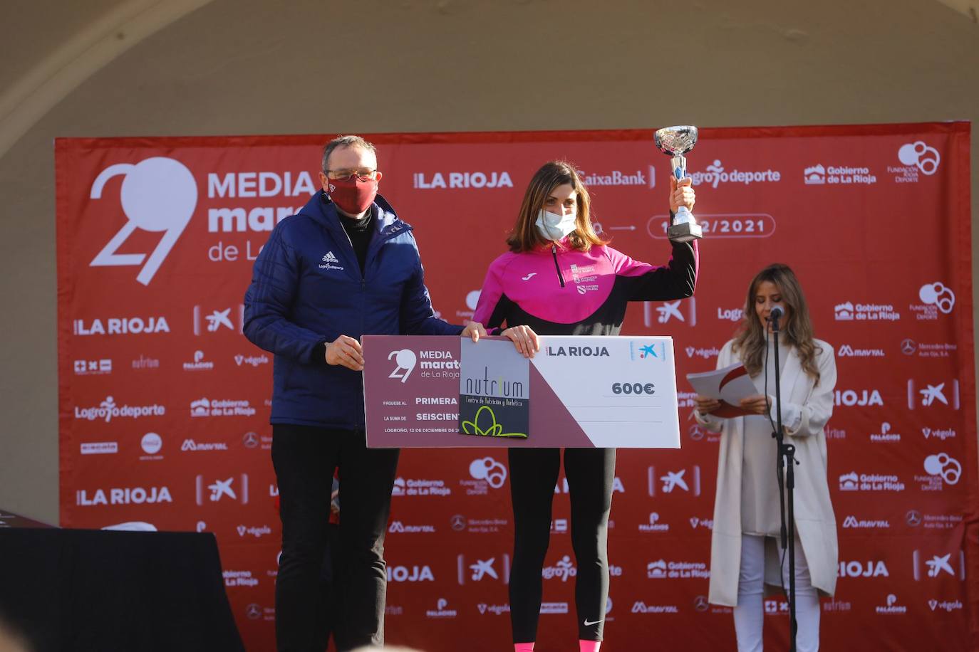 Fotos: El podio y los premios de la Media Maratón de La Rioja