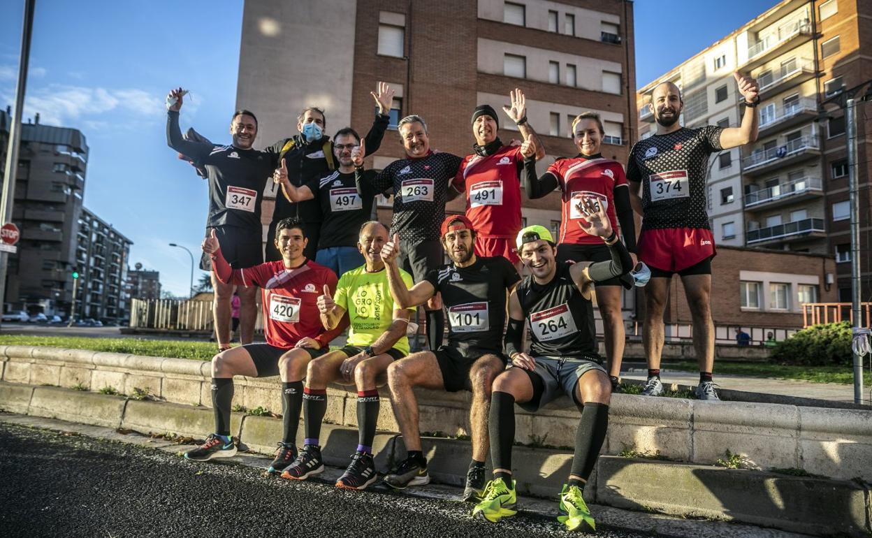 Un nutrido grupo de corredores, antes de la salida junto a la sede de Diario LA RIOJA. 