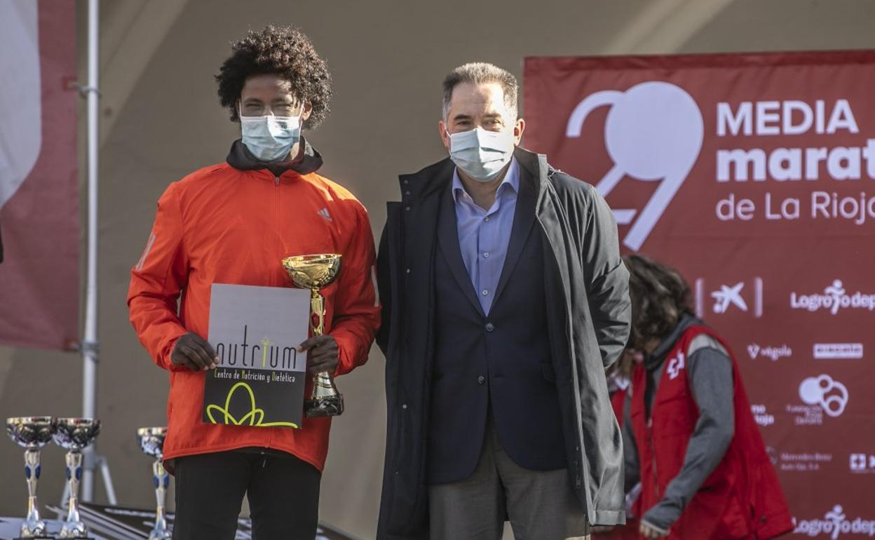 El ganador de los 11 K, Biruk Rubio, posa junto al director general de Deporte de La Rioja, Eloy Madorrán.