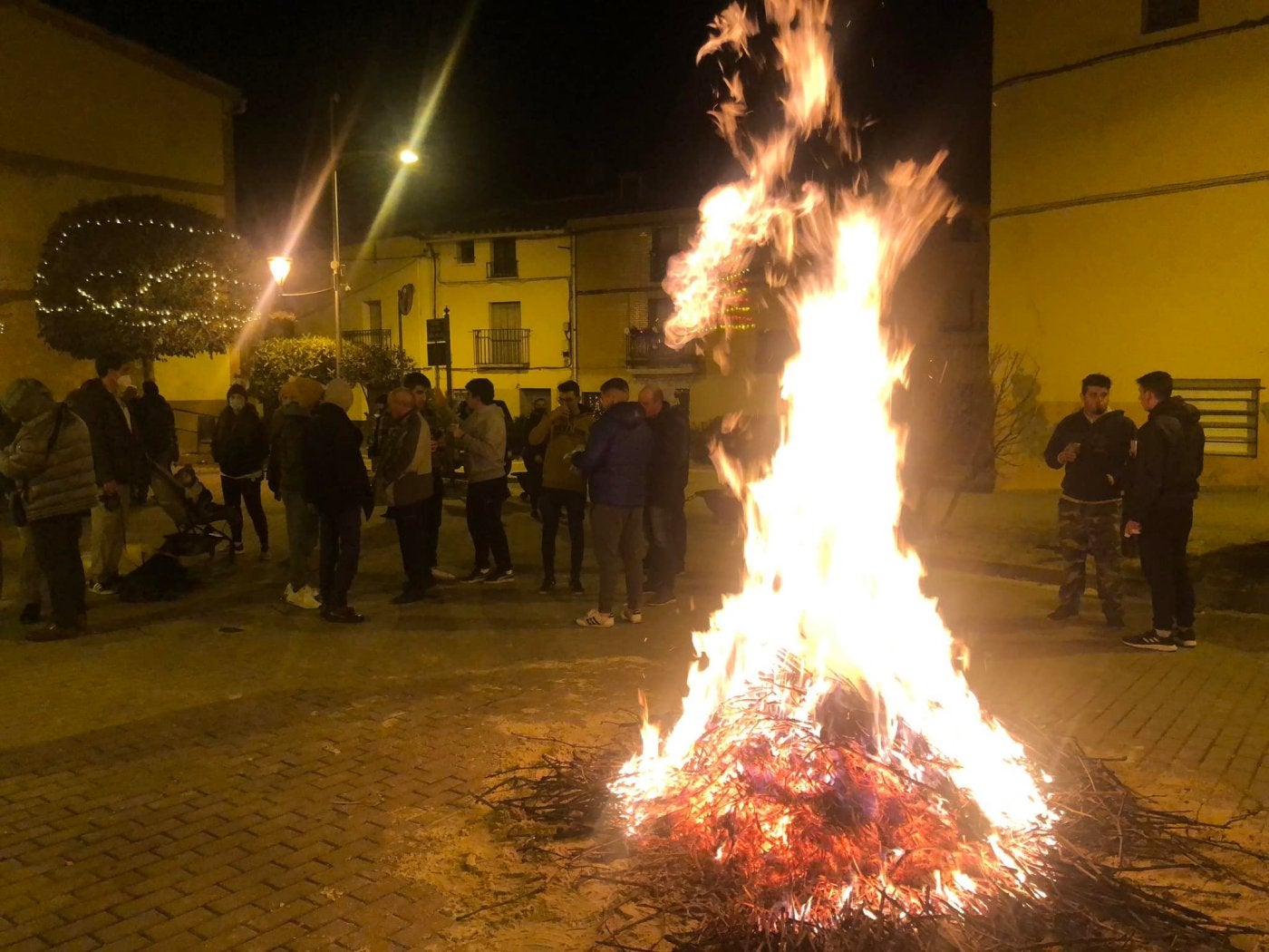 Hoguera de Santa Lucía el domingo en la plaza del Pilar, de Tudelilla. 